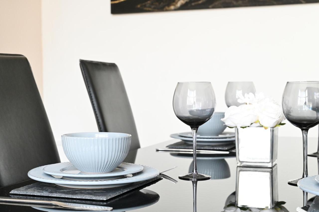 Sleek And Stylish 3 Bed In Bolton - Garden - Parking Villa Ngoại thất bức ảnh