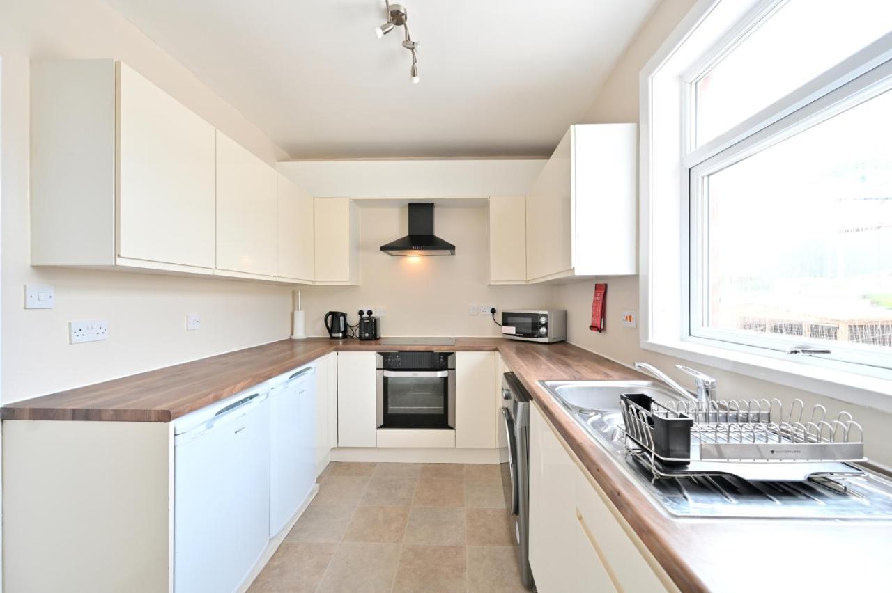 Sleek And Stylish 3 Bed In Bolton - Garden - Parking Villa Ngoại thất bức ảnh