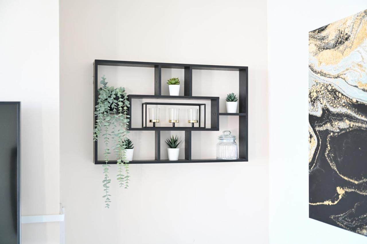 Sleek And Stylish 3 Bed In Bolton - Garden - Parking Villa Ngoại thất bức ảnh